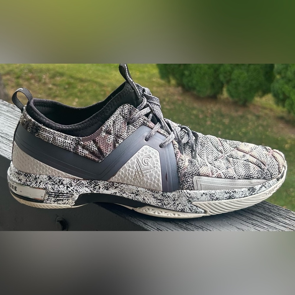 Men's Athletic Shoes in Black and Gray